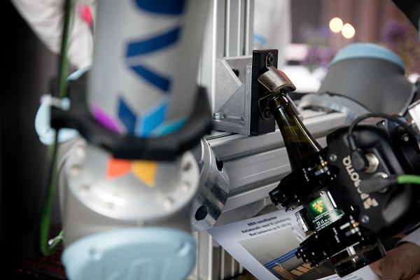 Efter prisuddelingen blev der bl.a. serveret kolde øl af en robotarm fra MRN RoboStacker.