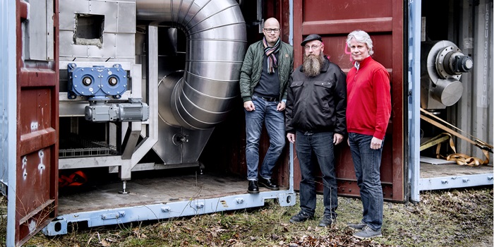 Seniorforskerne Jesper Ahrenfeldt og Ulrik Birk Henriksen fra DTU kemiteknik med CEO Claus Thulstrup (th). Foto Bax Lindhardt
