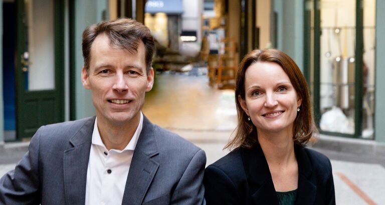De to forskere ph.d. Karsten Petersson, chef for et af LEO Pharmas innovationsområder, og innovationsmedarbejder og ph.d. Marianne Lind modtager Innovationsfondens Innovatør Pris 2019. Foto: Maiken Kestner