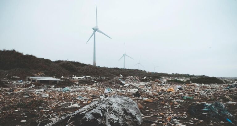 Vindmøller på strand med affald