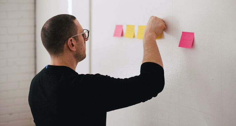 mand og post-its