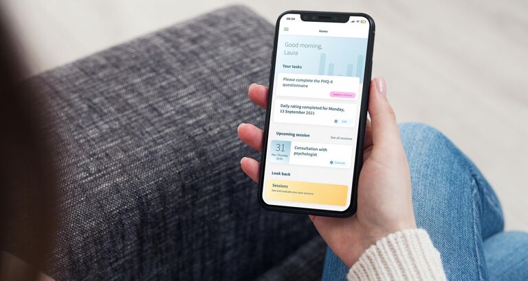 Patient kigger på app - Personae Grand Solutions projekt
