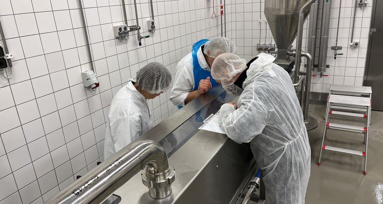 Den direkte opvarmning af fødevarer indefra med strøm er i sig selv mere energieffektivt, da stort set ingen energi går til spilde. I det isolerede kammer tilføres elektricitet, så materialet opvarmes på få minutter, uanset mængde. Foto er fra indledende forsøg med teknologien på Teknologisk Institut.