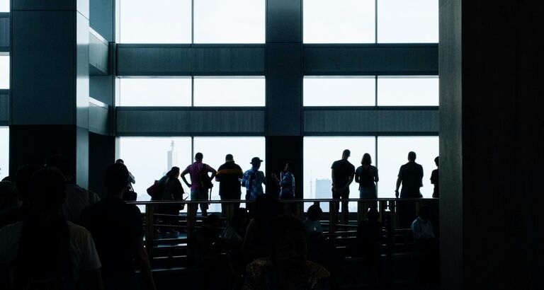 Mennesker, der kigger ud af vinduer