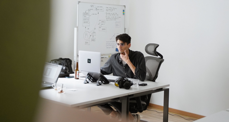 Person ved skrivebord