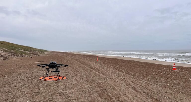Drone flyver over stranden