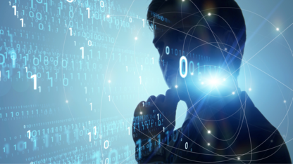 Mand kigger på koder